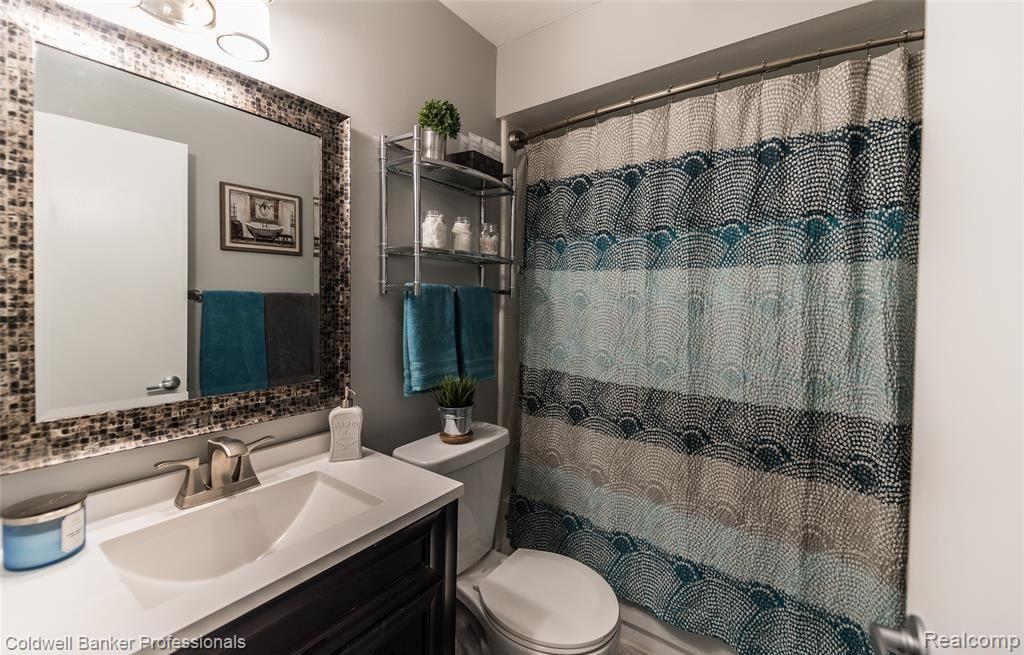1199 South Sheldon Road, Unit I59 Plymouth, MI 48170 - Photo 10 of 22 Full bathroom