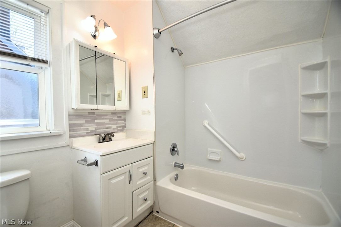 2389 South Taylor Road Cleveland, OH 44118 - Photo 28 of 37 Full bath on second floor