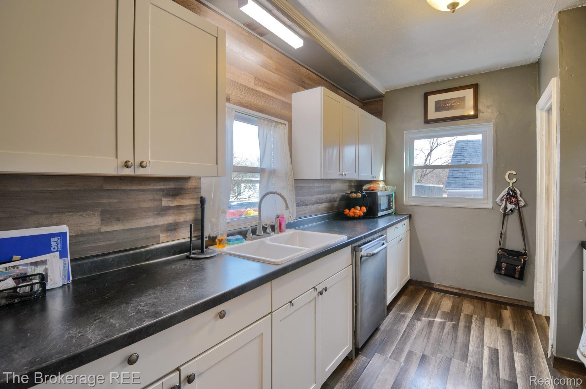 5114 Davison Road Burton, MI 48509 - Photo 4 of 28 SD3_2094-HDR(5).jpg