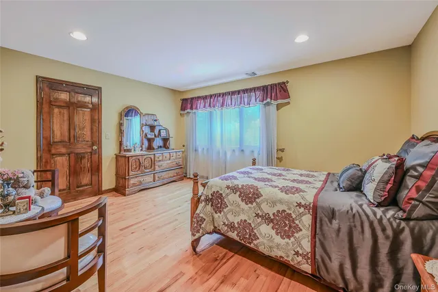 $2,450,000 | 1537 Laurel Hollow Road, Syosset, NY 11791