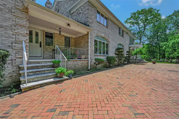 $2,450,000 | 1537 Laurel Hollow Road, Syosset, NY 11791