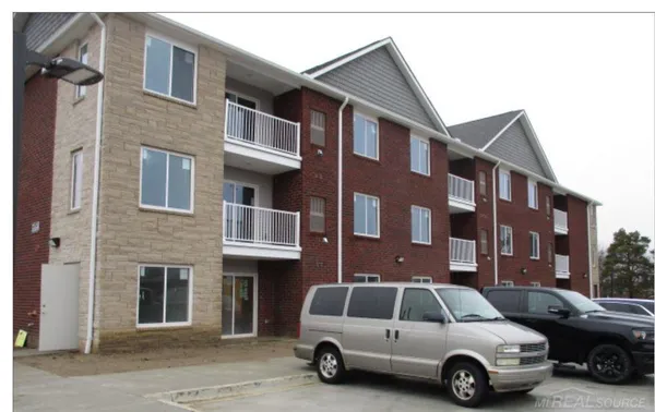 $1,425 | 33630 Utica Road, Fraser, MI 48026