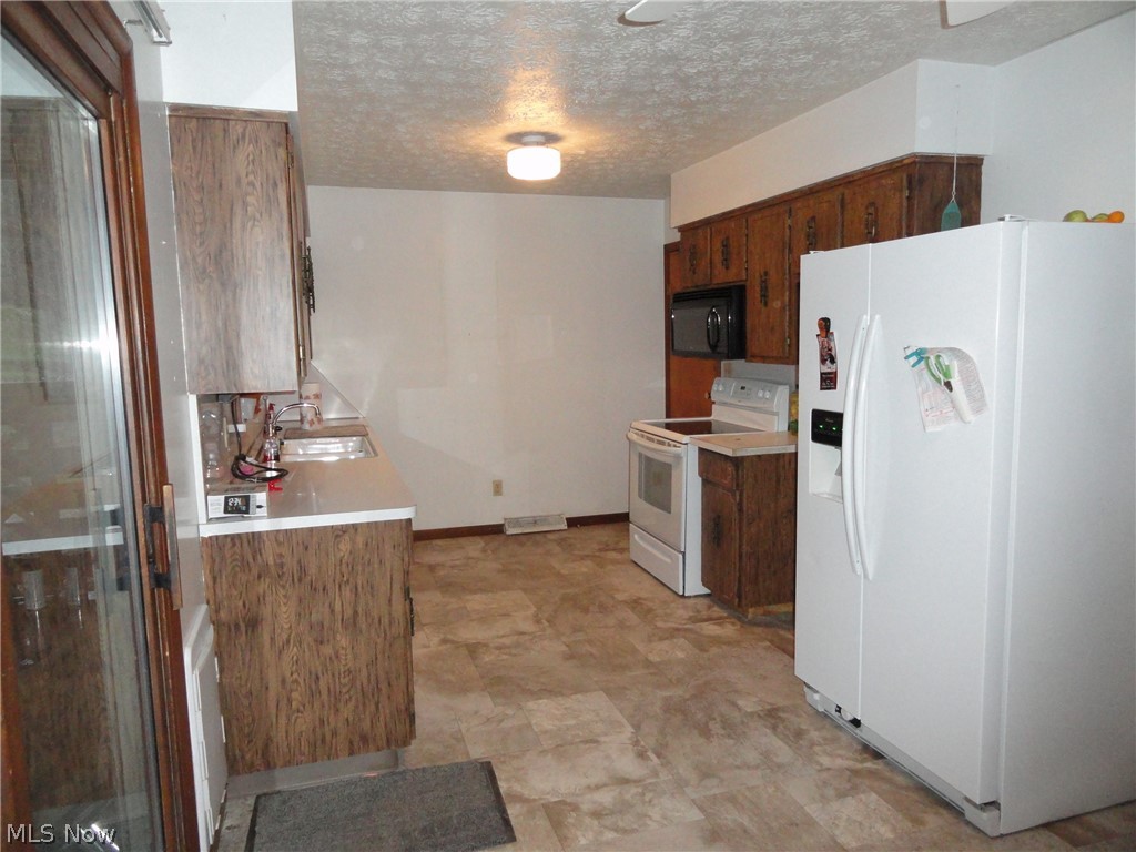 52 York Road Chester, WV 26034 - Photo 3 of 35