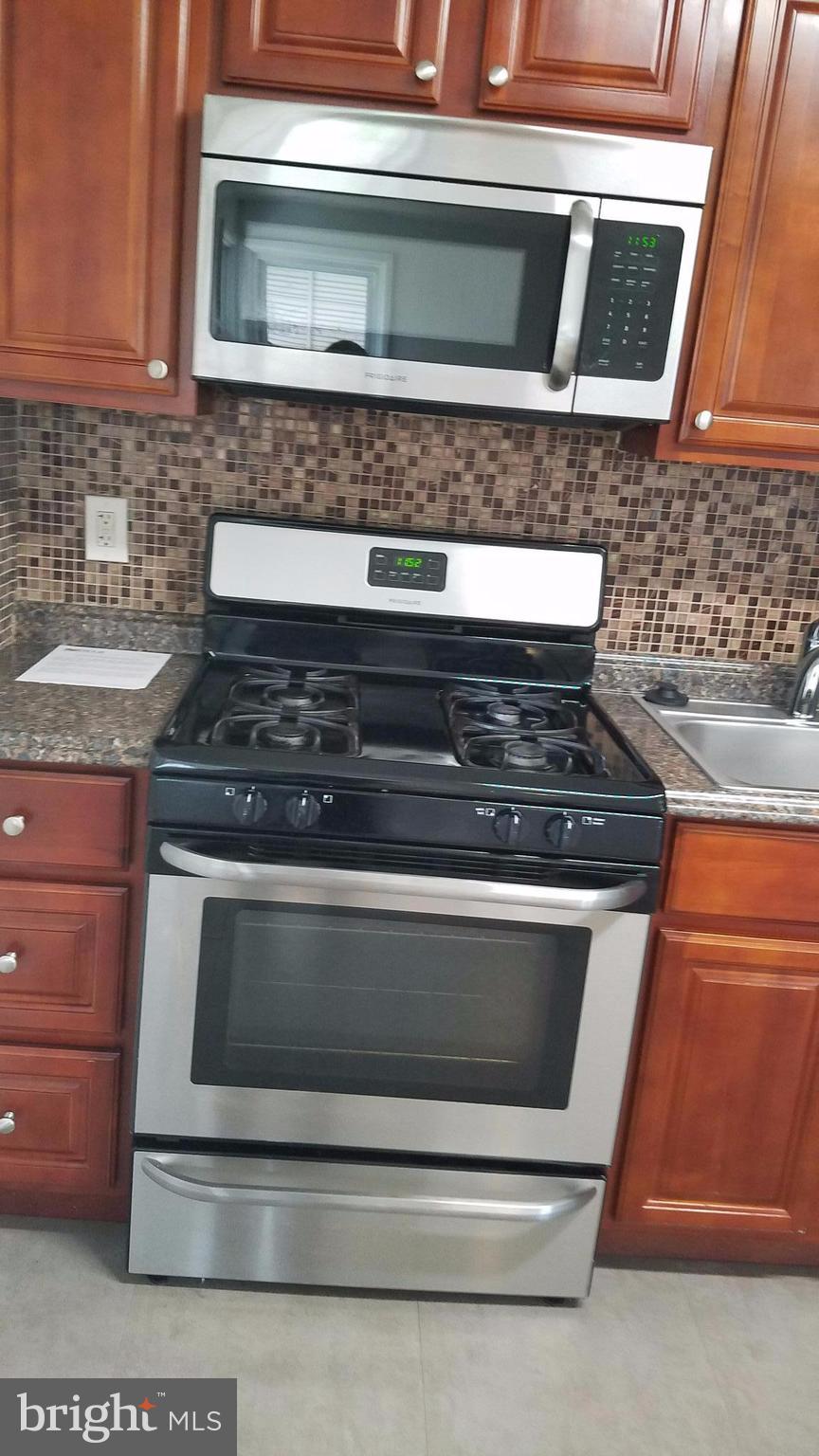 3202 Fairview Road Baltimore, MD 21207 - Photo 11 of 25 GAS RANGE WITH BACK SPLASH