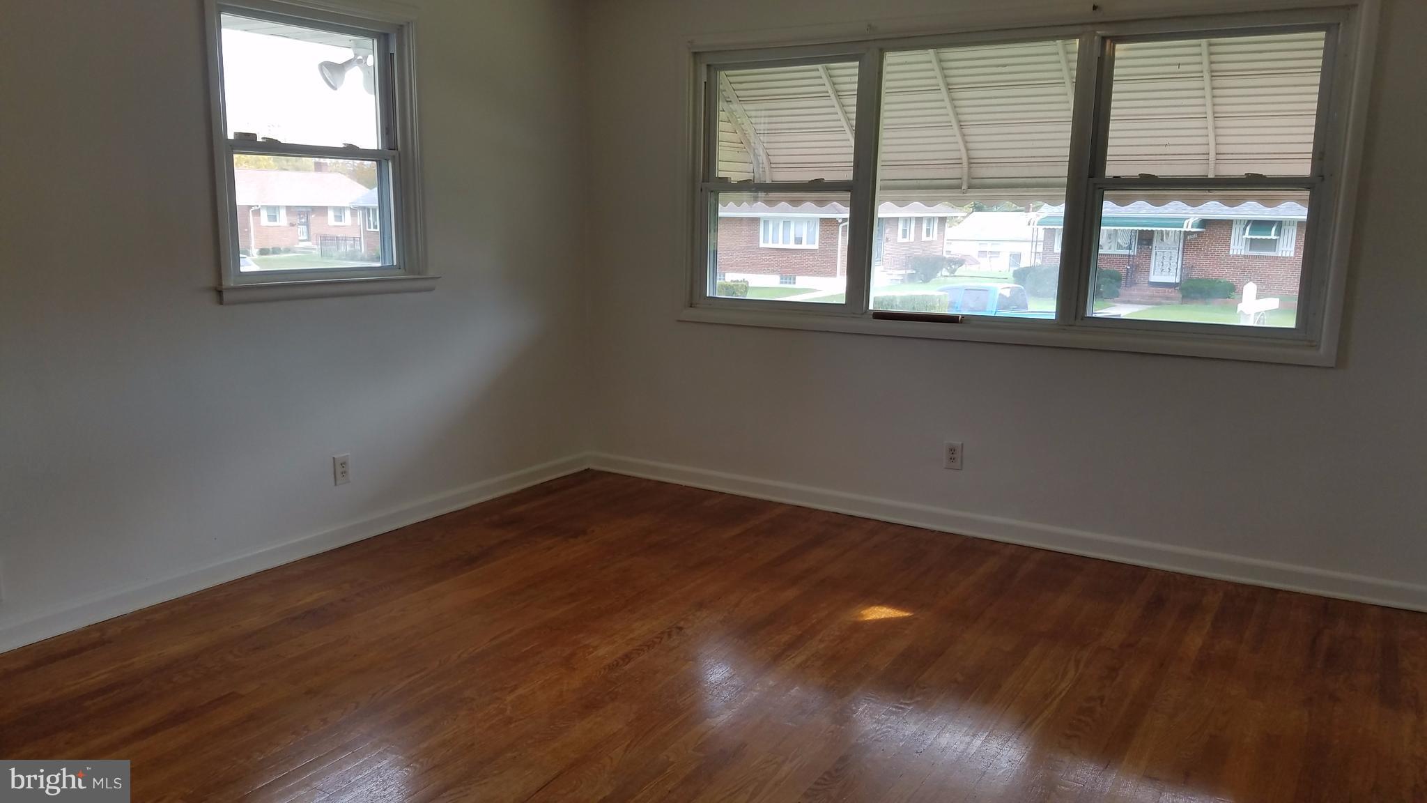 3202 Fairview Road Baltimore, MD 21207 - Photo 8 of 25 Living Room
