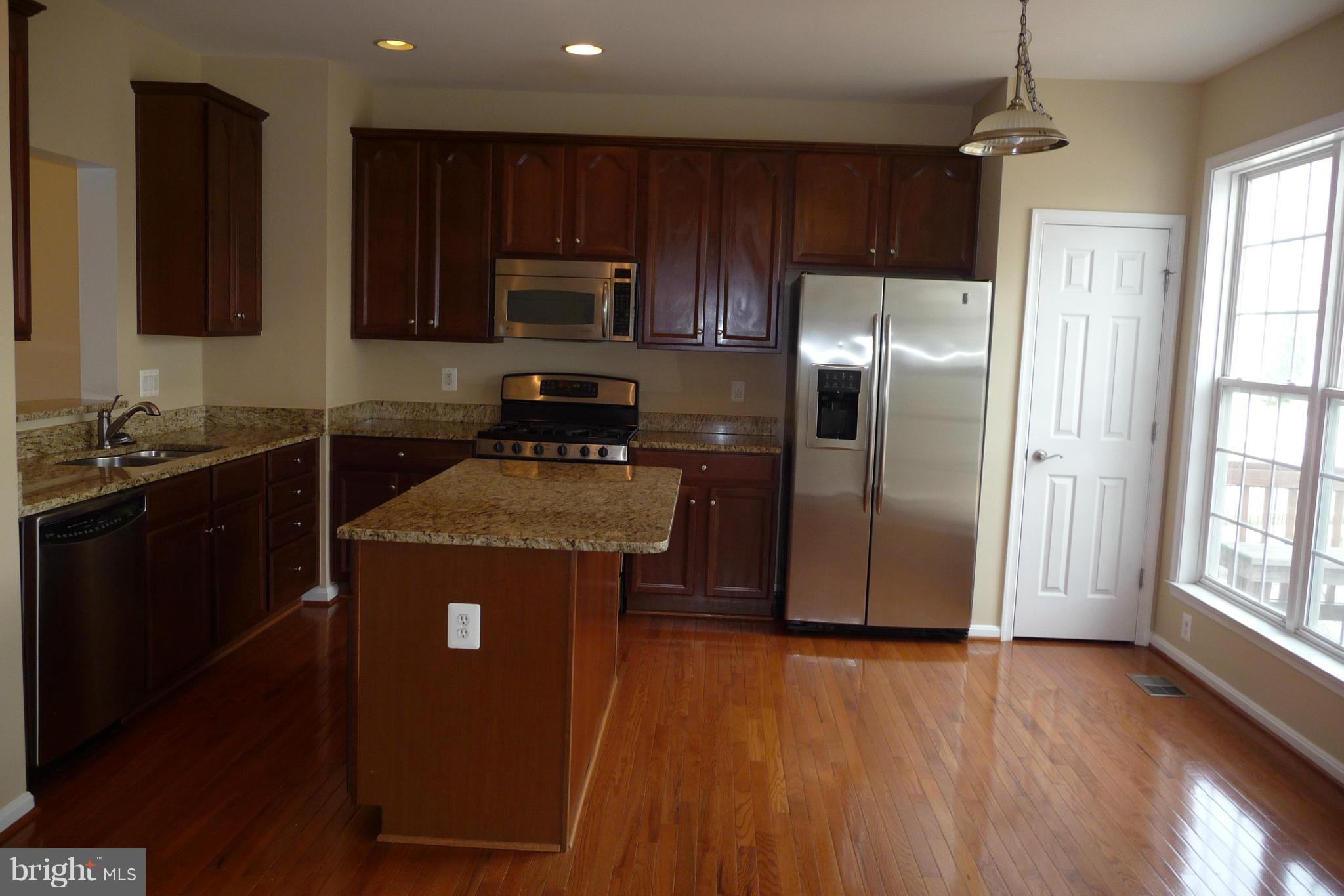 BEAUTIFUL GRANTIE, SS APPLIANCES, GAS COOKING