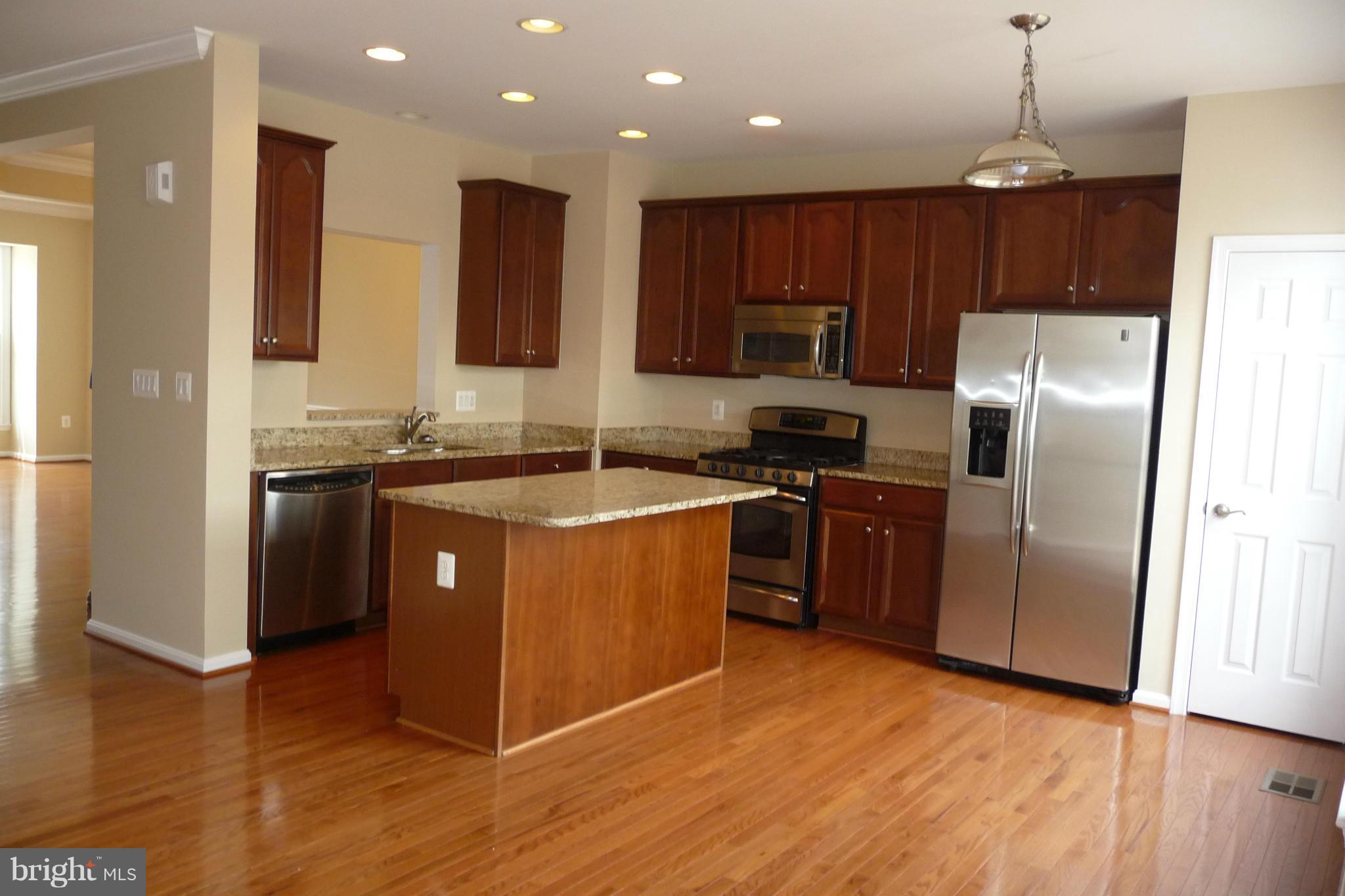 LARGE EAT IN KITCHEN W HW'S