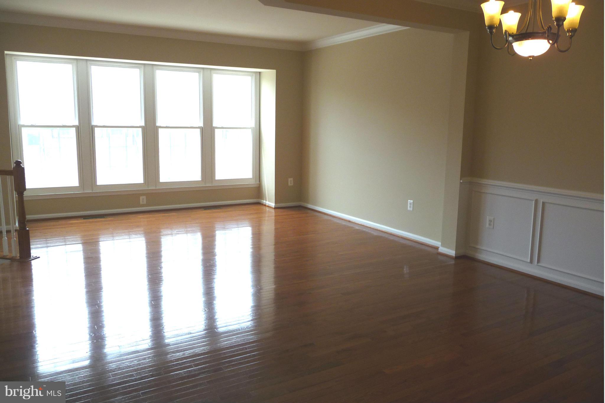 FORMAL LR & DR WITH HARDWOODS