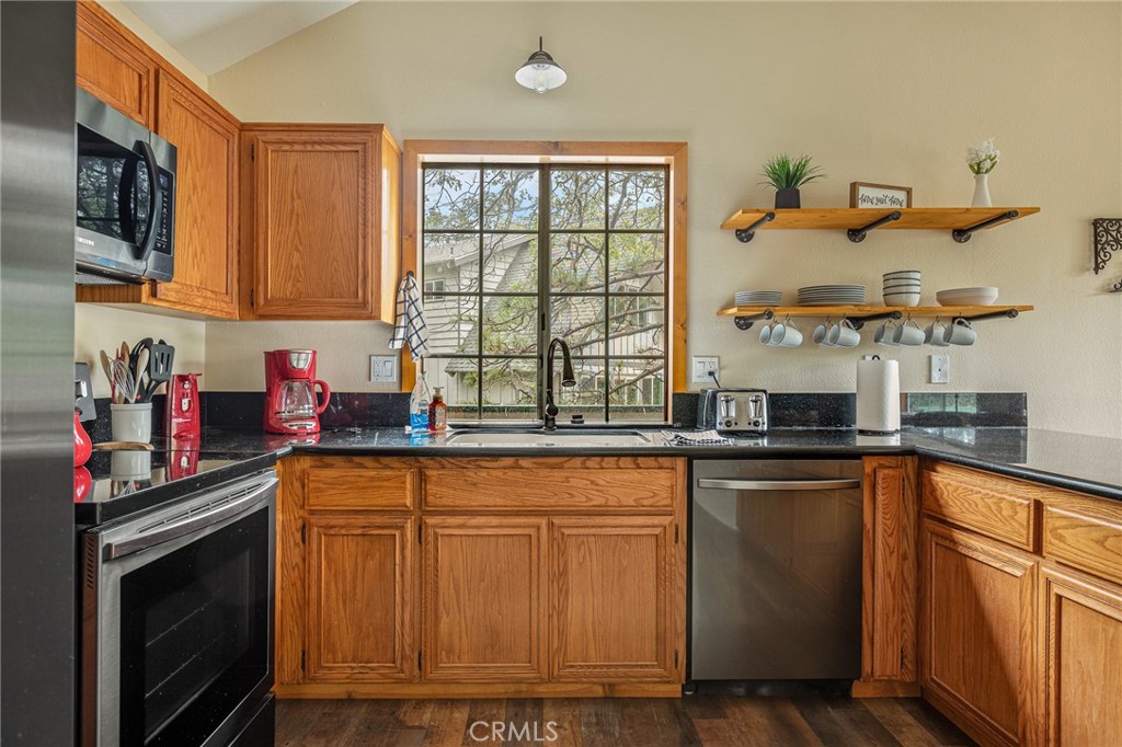 1108 Grass Valley Road Lake Arrowhead, CA 92352 - Photo 35 of 70 Kitchen