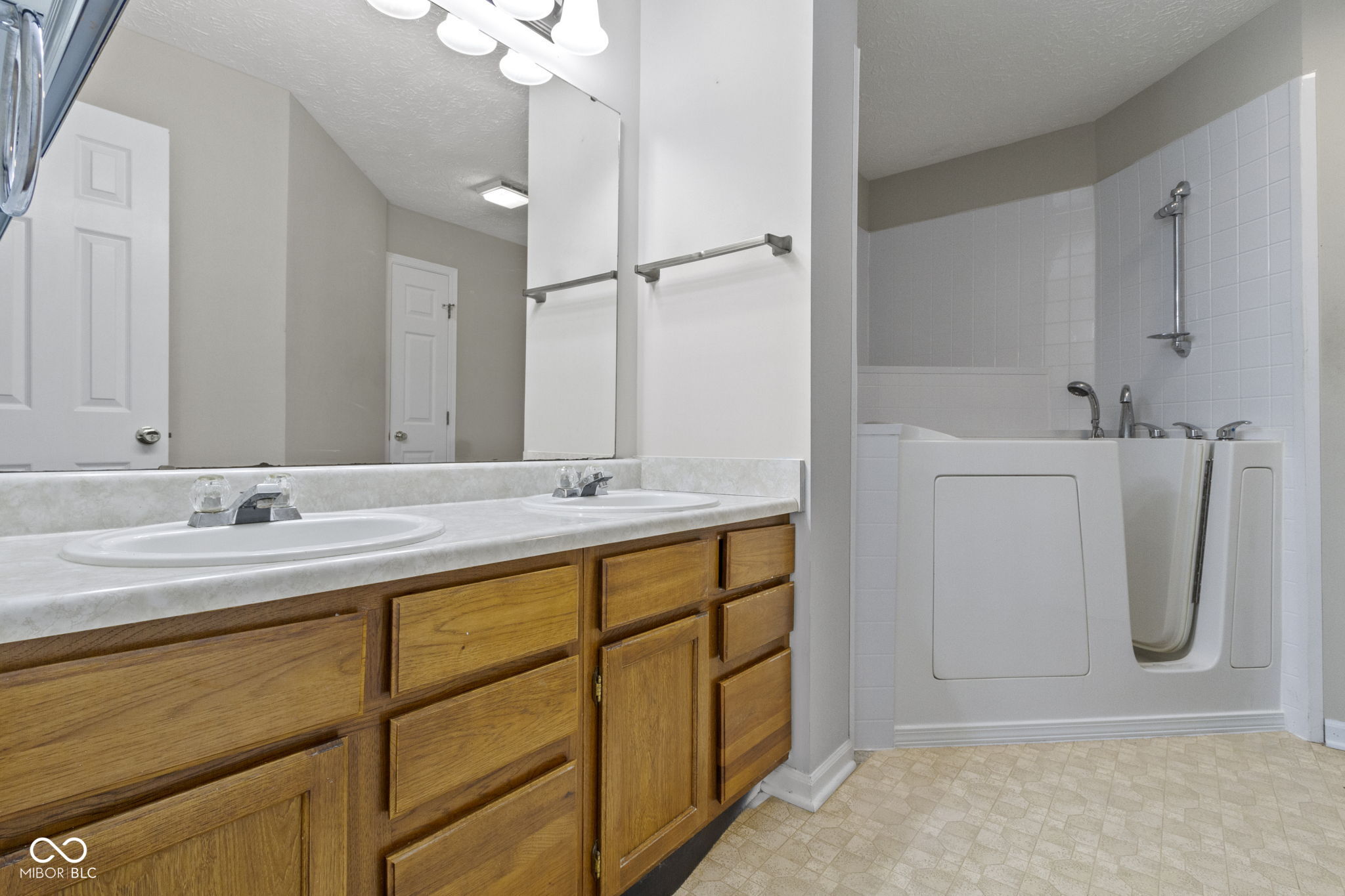 9462 Charter Drive Indianapolis, IN 46250 - Photo 18 of 26