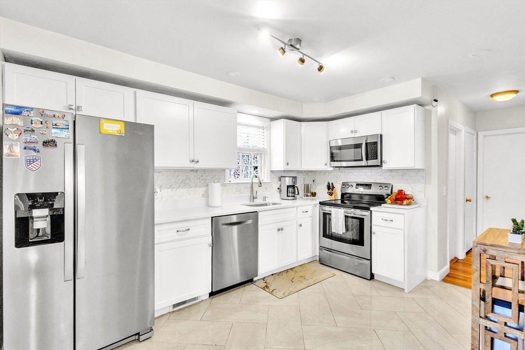 18 Mayflower Road Northborough, MA 01532 - Photo 3 of 42