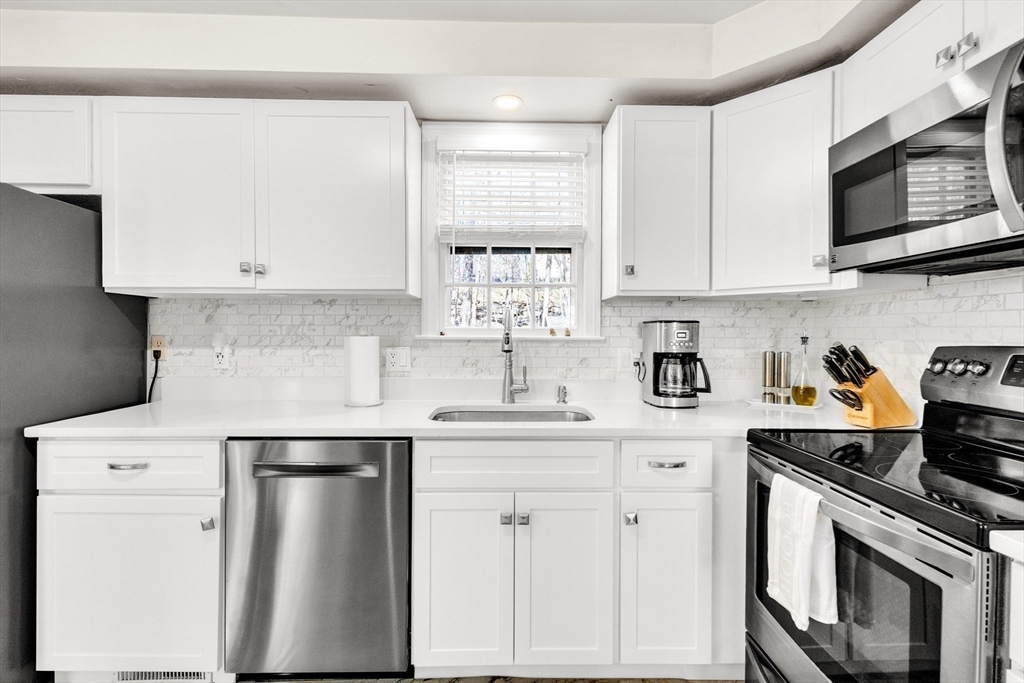 18 Mayflower Road Northborough, MA 01532 - Photo 4 of 42