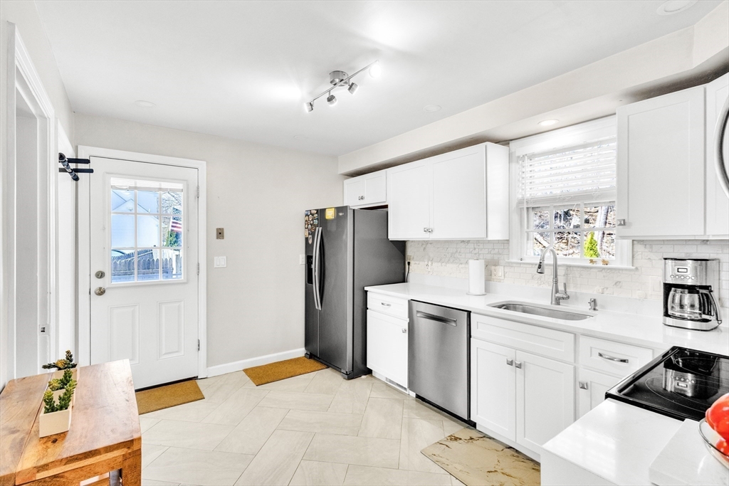 18 Mayflower Road Northborough, MA 01532 - Photo 5 of 42