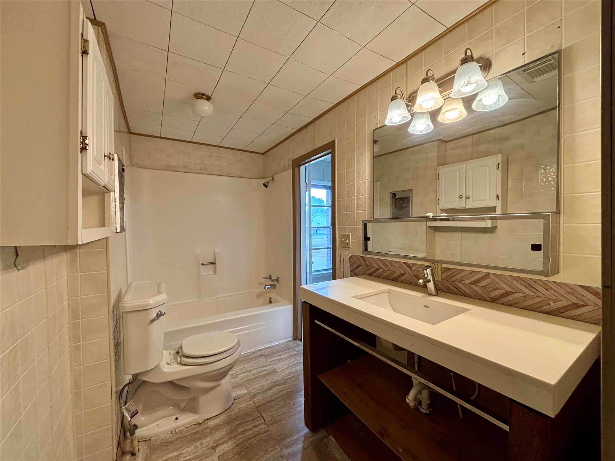 706 West 7th Street Freeport, TX 77541 - Photo 7 of 22 a bathroom with a sink a toilet a mirror and shower