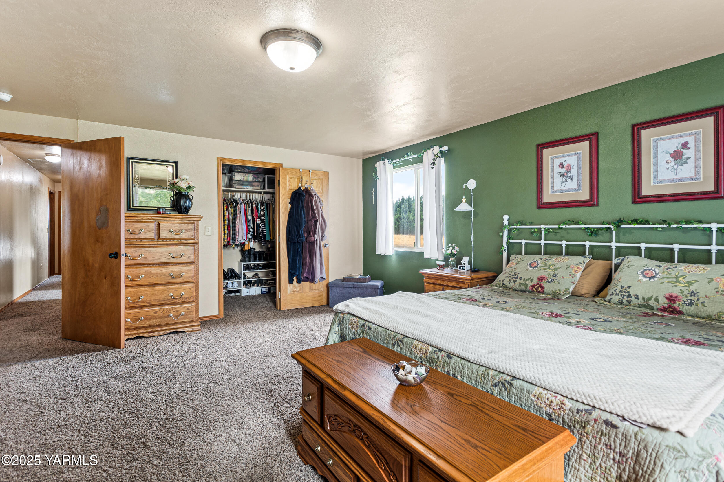 2715 Riverside Road Yakima, WA 98901 - Photo 20 of 35 a bed room with a bed and furniture
