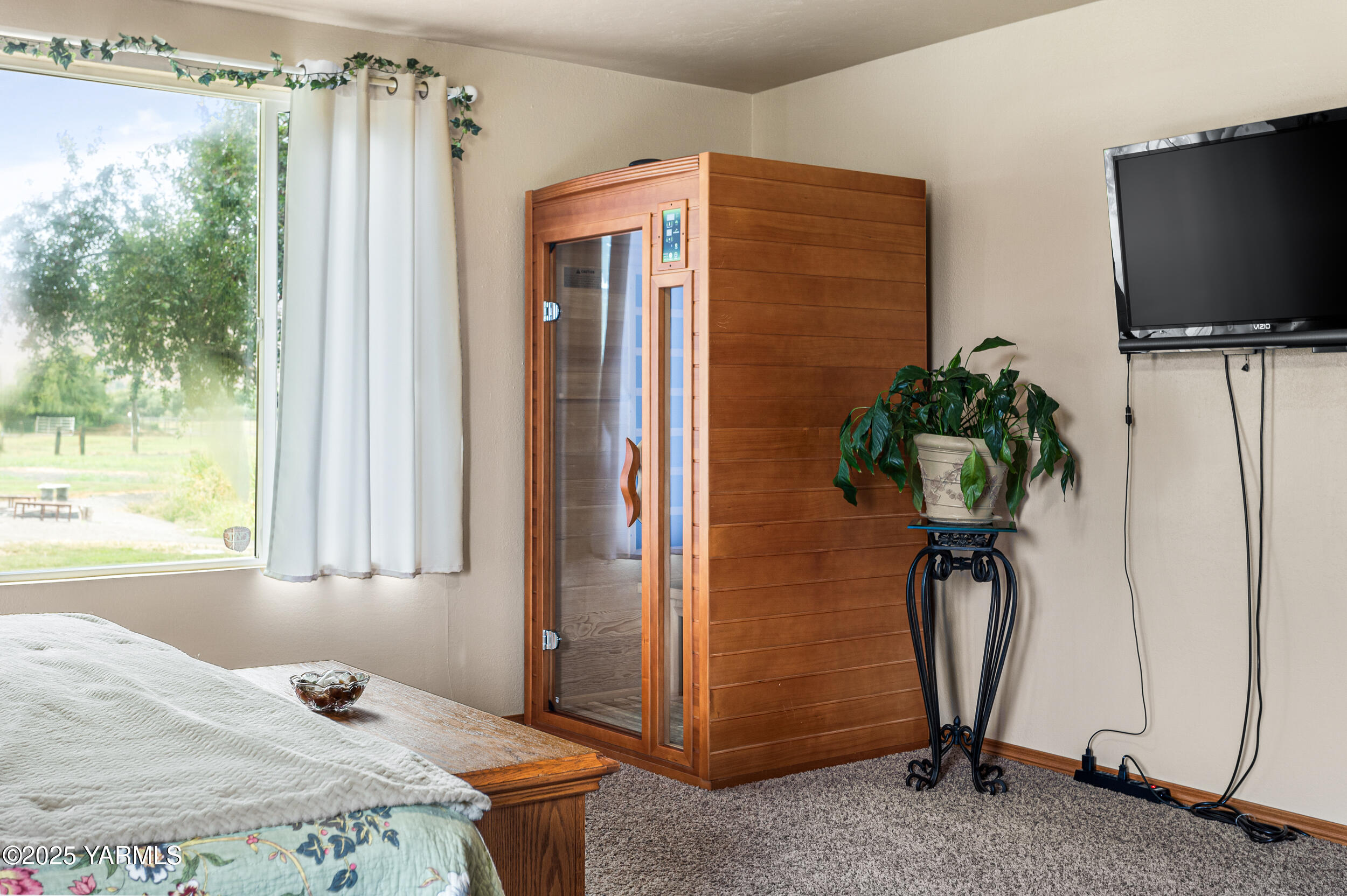 2715 Riverside Road Yakima, WA 98901 - Photo 21 of 35 a bedroom with bed and a window