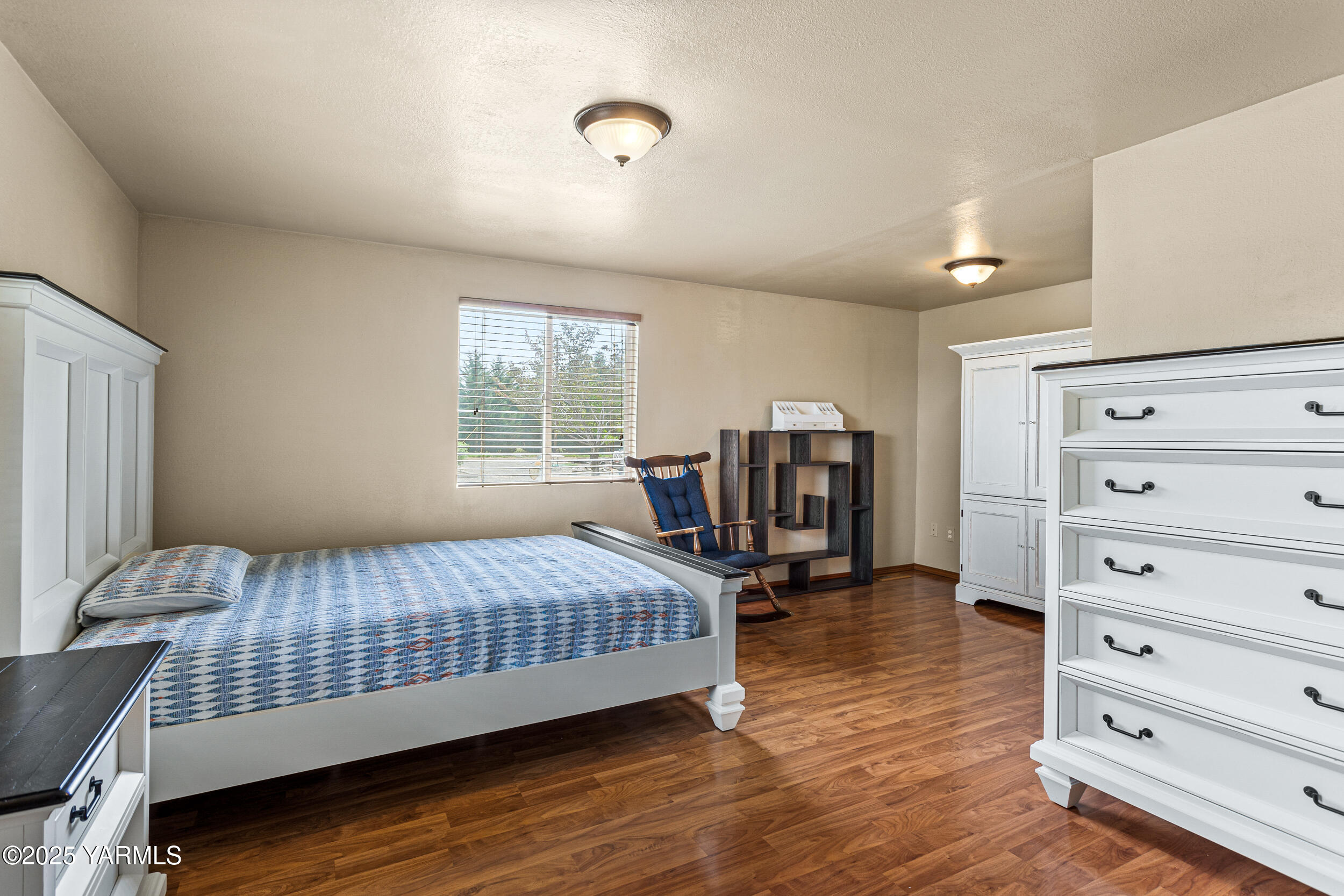 2715 Riverside Road Yakima, WA 98901 - Photo 23 of 35 a bedroom with a bed and furniture