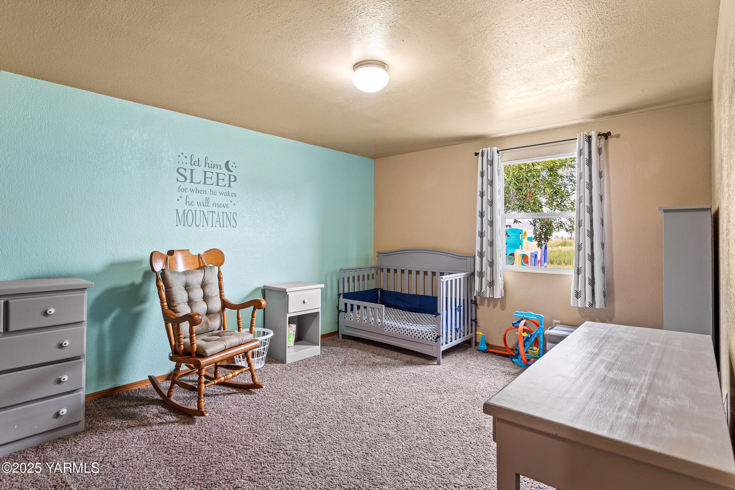 2715 Riverside Road Yakima, WA 98901 - Photo 25 of 35 a bedroom with furniture and a window