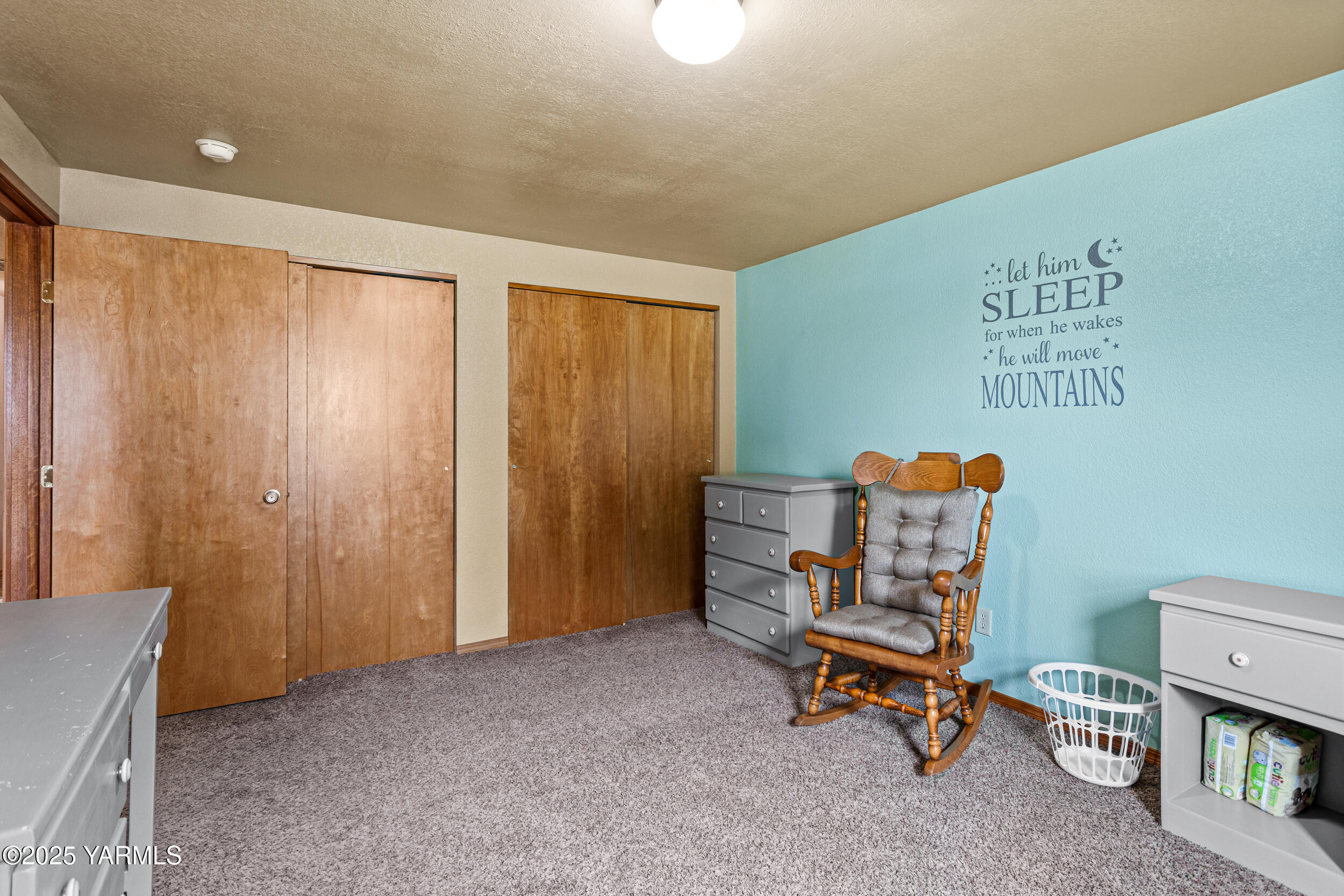2715 Riverside Road Yakima, WA 98901 - Photo 26 of 35 a room with furniture and air conditioner vent
