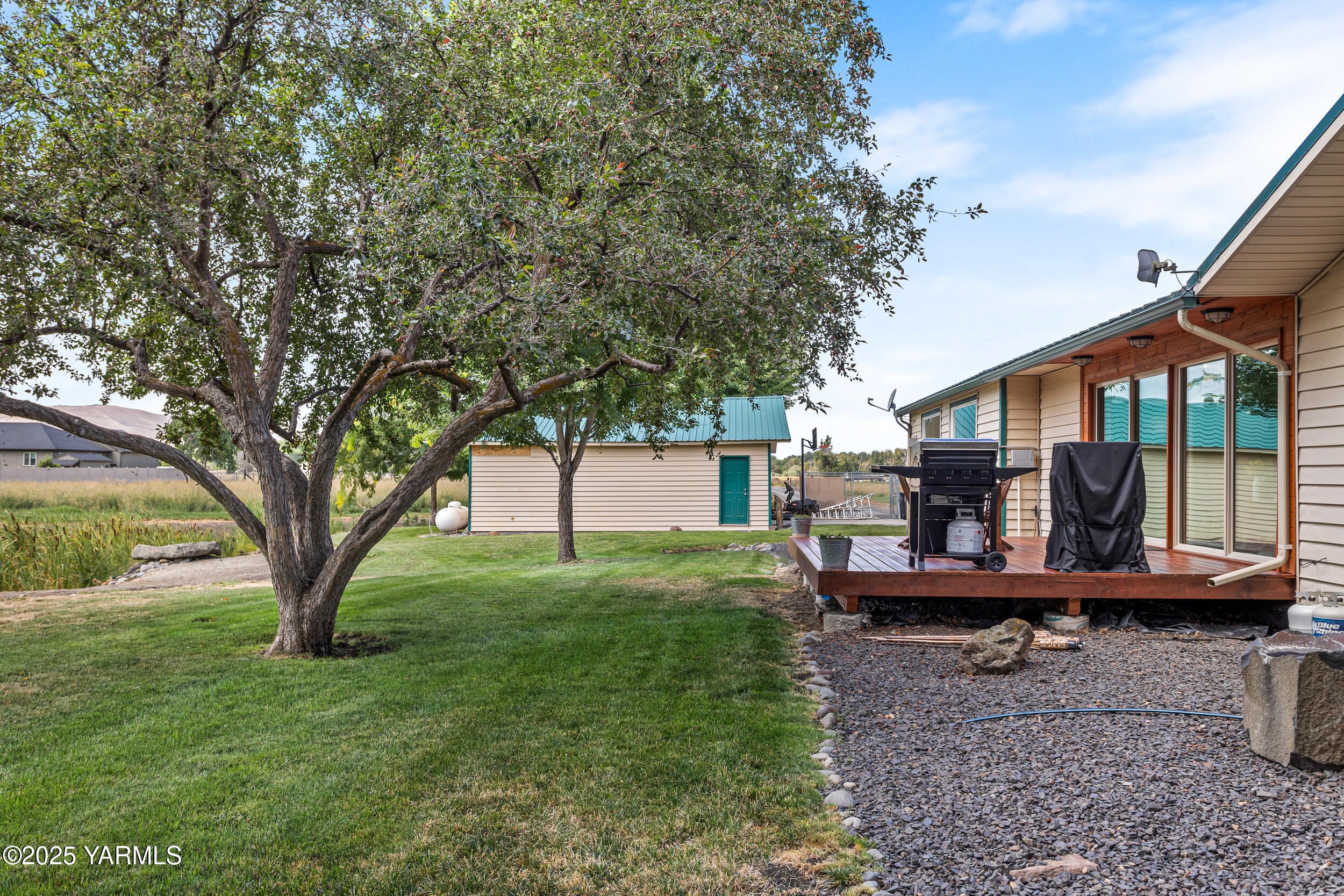 2715 Riverside Road Yakima, WA 98901 - Photo 34 of 35 a view of a house with backyard and a tree