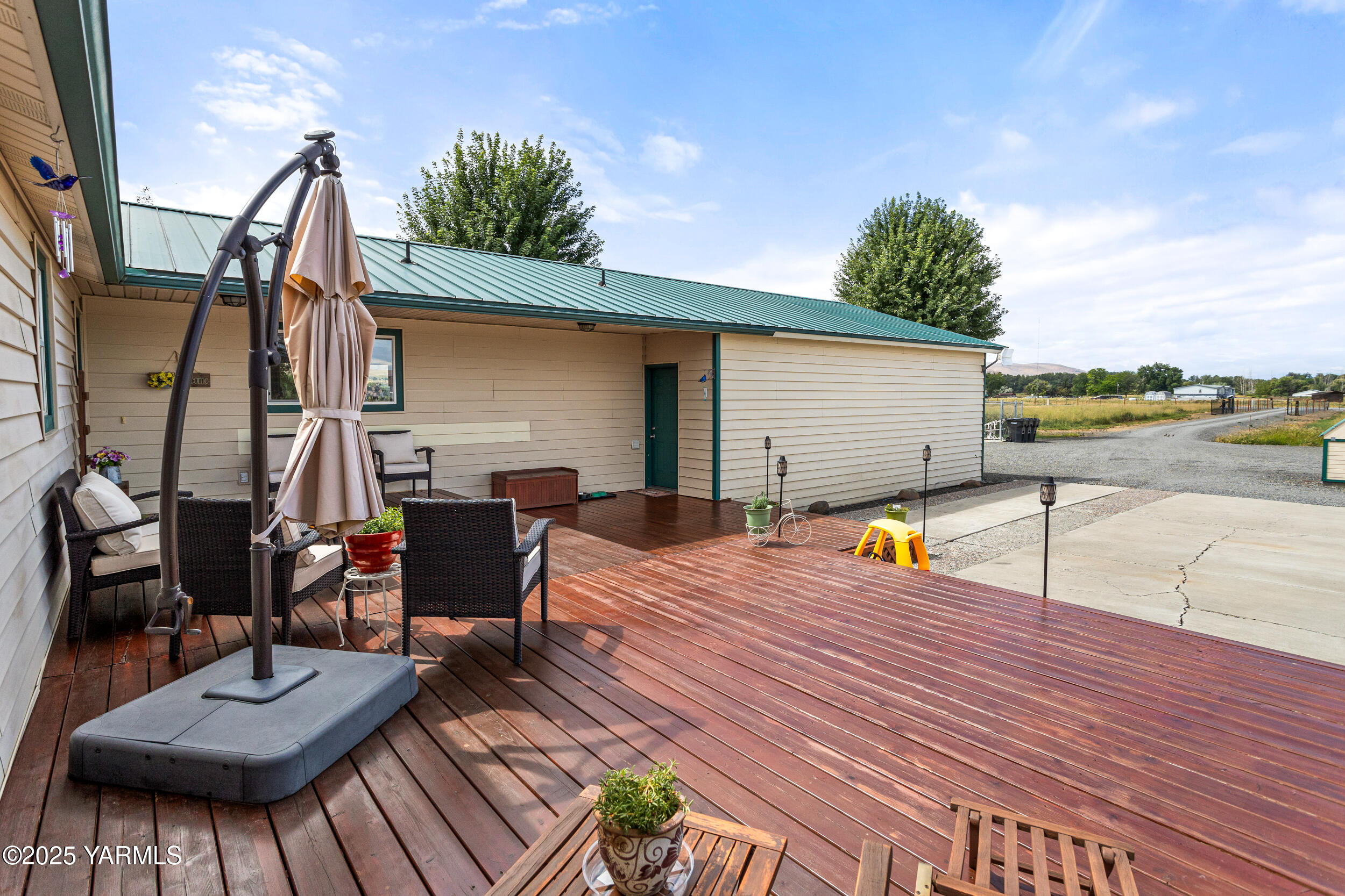 2715 Riverside Road Yakima, WA 98901 - Photo 35 of 35 a view of a patio with table and chairs with wooden floor and fence