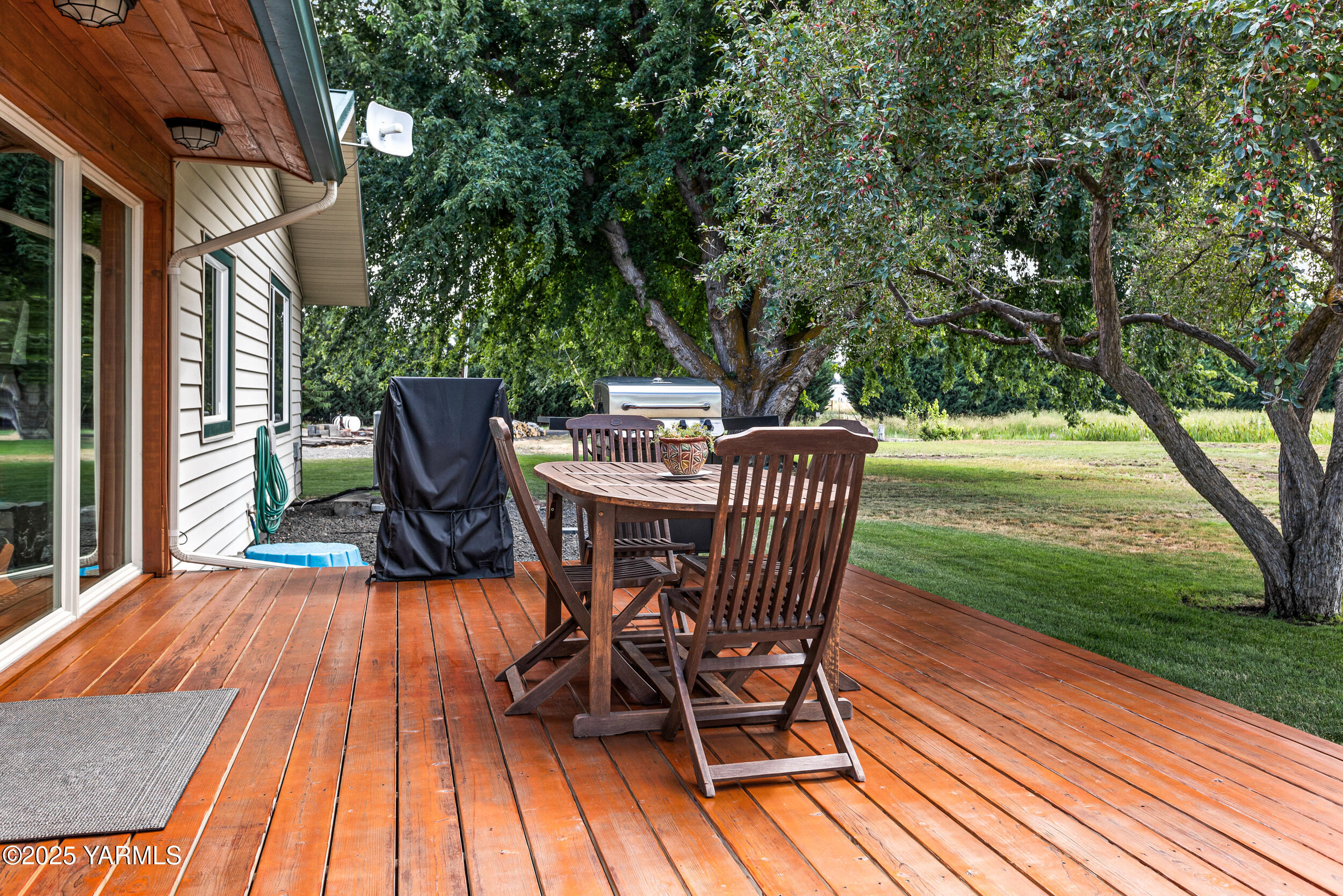 2715 Riverside Road Yakima, WA 98901 - Photo 5 of 35 a view of a patio with a table and chairs