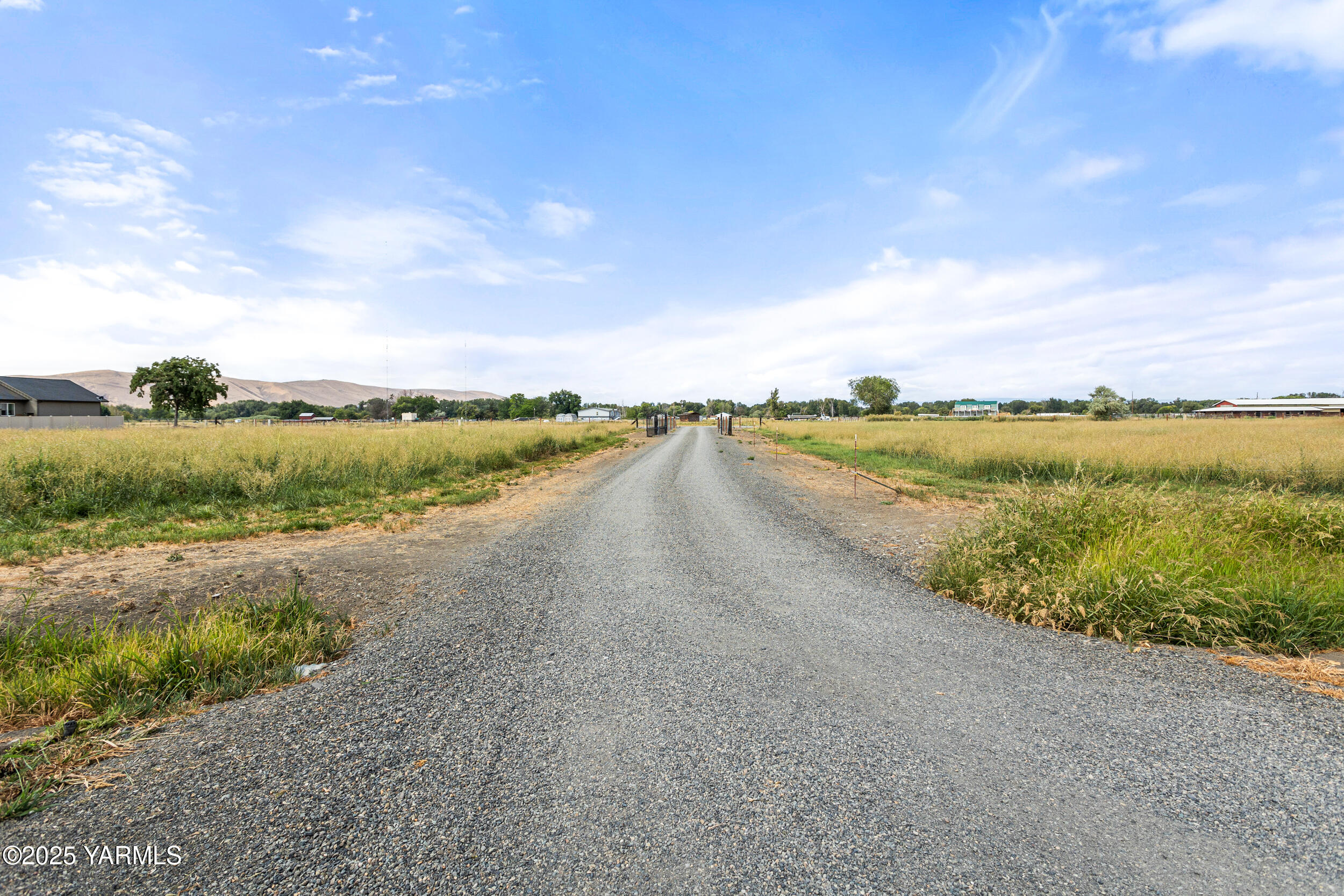 2715 Riverside Road Yakima, WA 98901 - Photo 6 of 35 a view of an ocean and beach