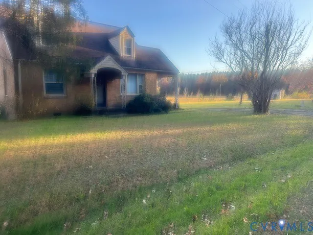 a view of a yard with a tree