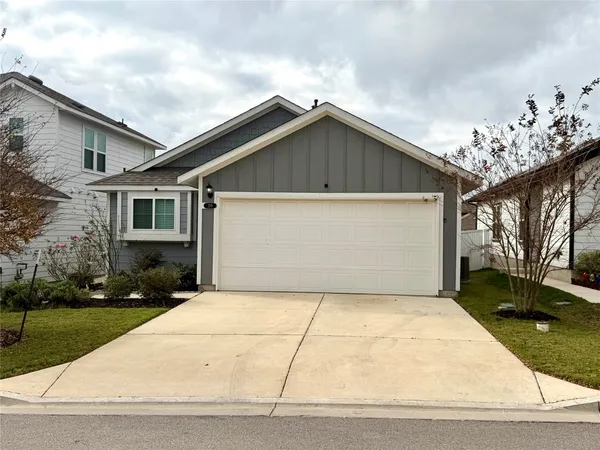a view of backyard of the house