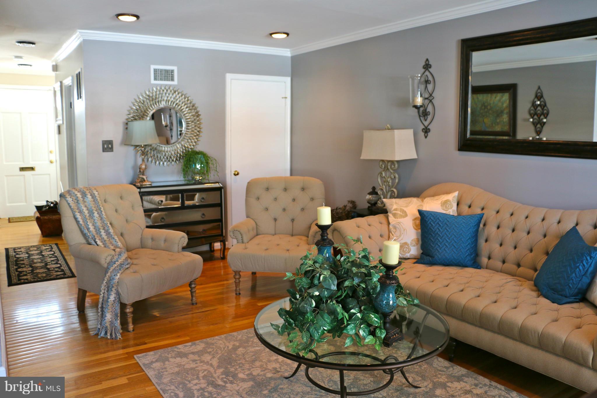 7225 Reservoir Road Springfield, VA 22150 - Photo 15 of 30 Living Room