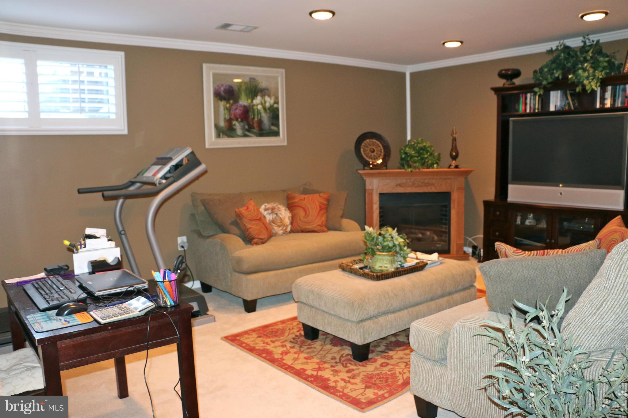 7225 Reservoir Road Springfield, VA 22150 - Photo 19 of 30 Family Room
