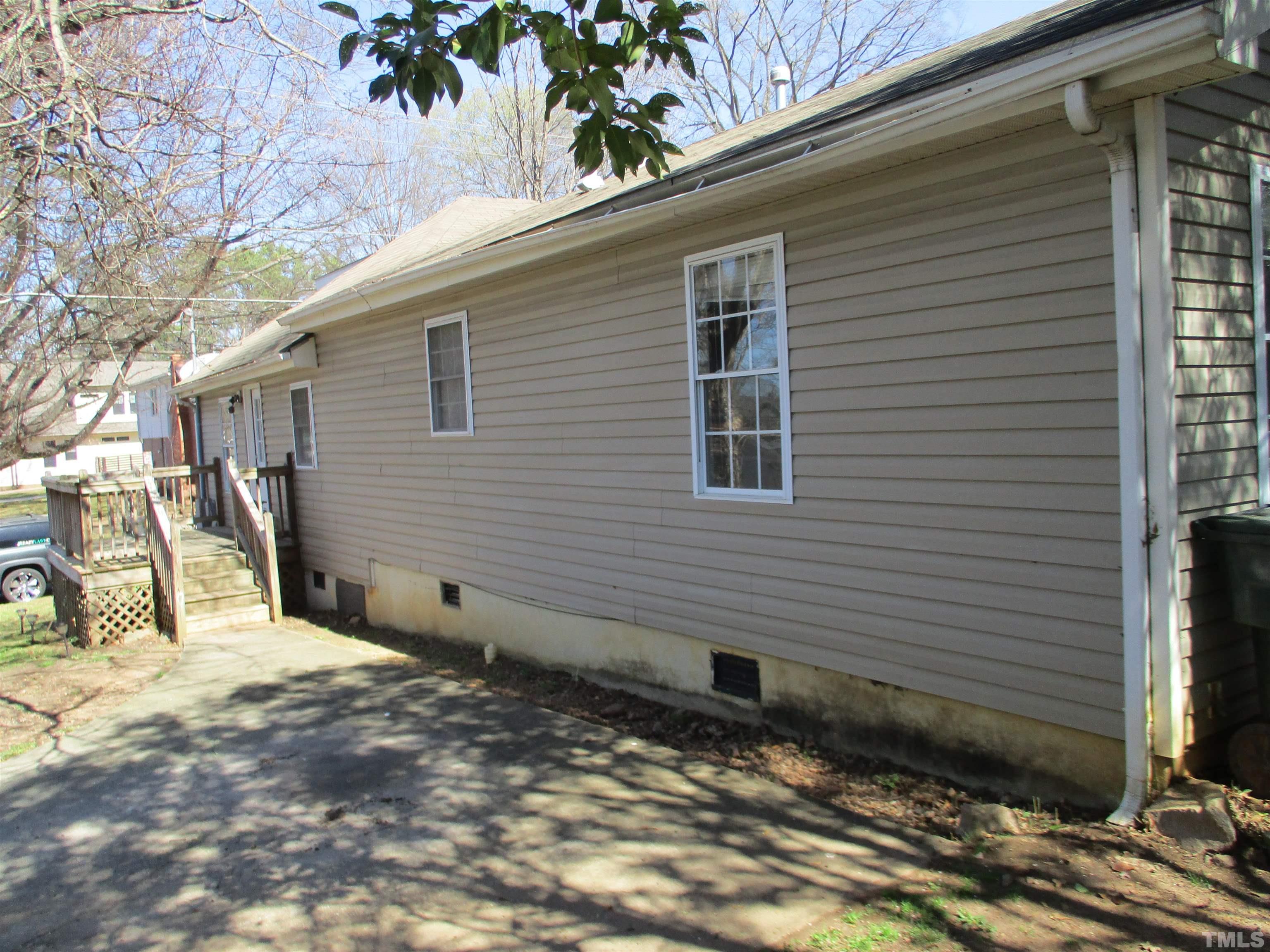 2415 Bedford Avenue Raleigh, NC 27607 - Photo 5 of 12 a backyard of a house