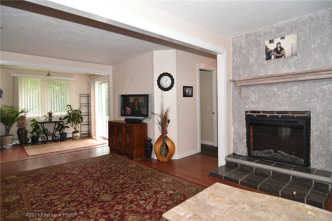 107 Bonnet Shores Road Narragansett, RI 02882 - Photo 19 of 33 Living room