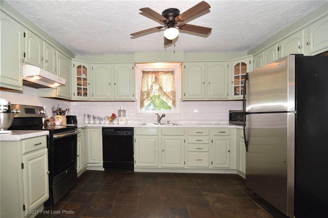 107 Bonnet Shores Road Narragansett, RI 02882 - Photo 6 of 33 Eat in kitchen.