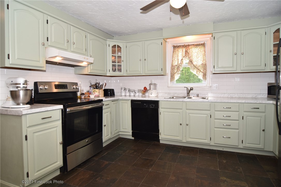 107 Bonnet Shores Road Narragansett, RI 02882 - Photo 7 of 33 Kitchen