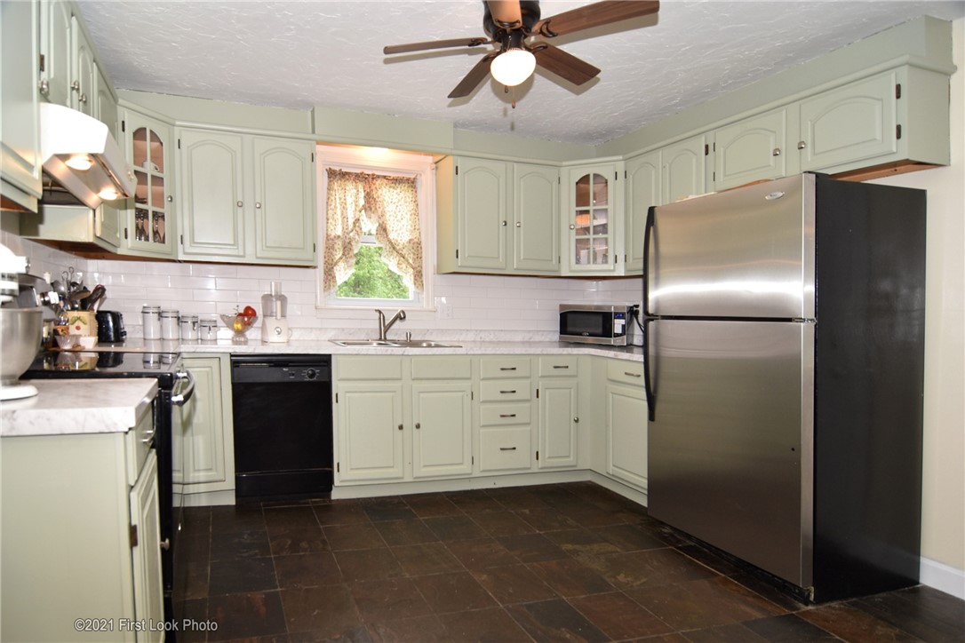107 Bonnet Shores Road Narragansett, RI 02882 - Photo 8 of 33 Kitchen