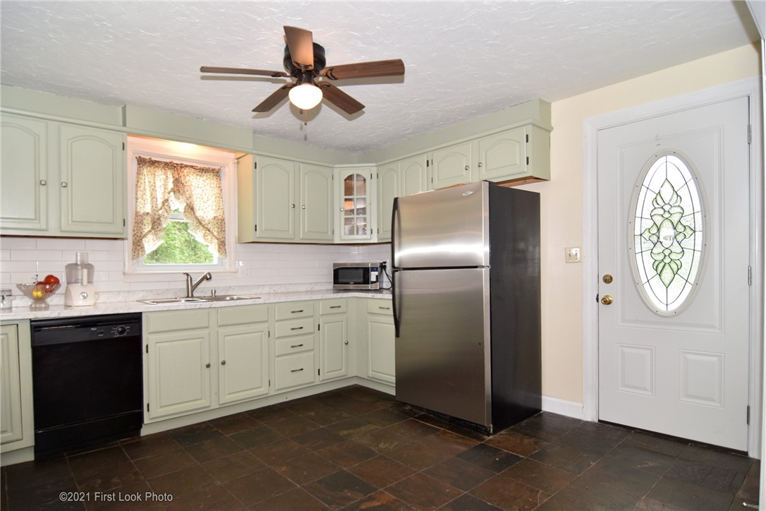 107 Bonnet Shores Road Narragansett, RI 02882 - Photo 9 of 33 Kitchen