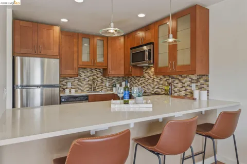 $330,000 | 5 Embarcadero West, Unit 126, Oakland, CA 94607