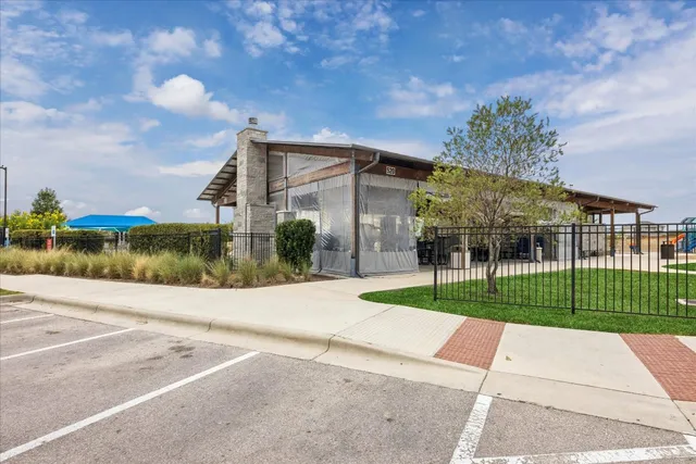 a view of a back yard