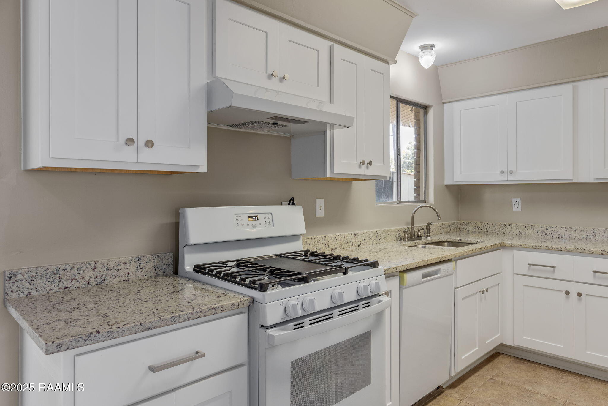233 Normandy Road Lafayette, LA 70503 - Photo 5 of 23 12-web-or-mls-233 Normandy Rd-12