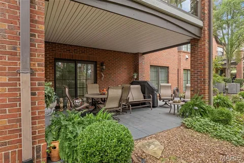 $1,100,000 | 6 Upper Conway Lane, Chesterfield, MO 63017