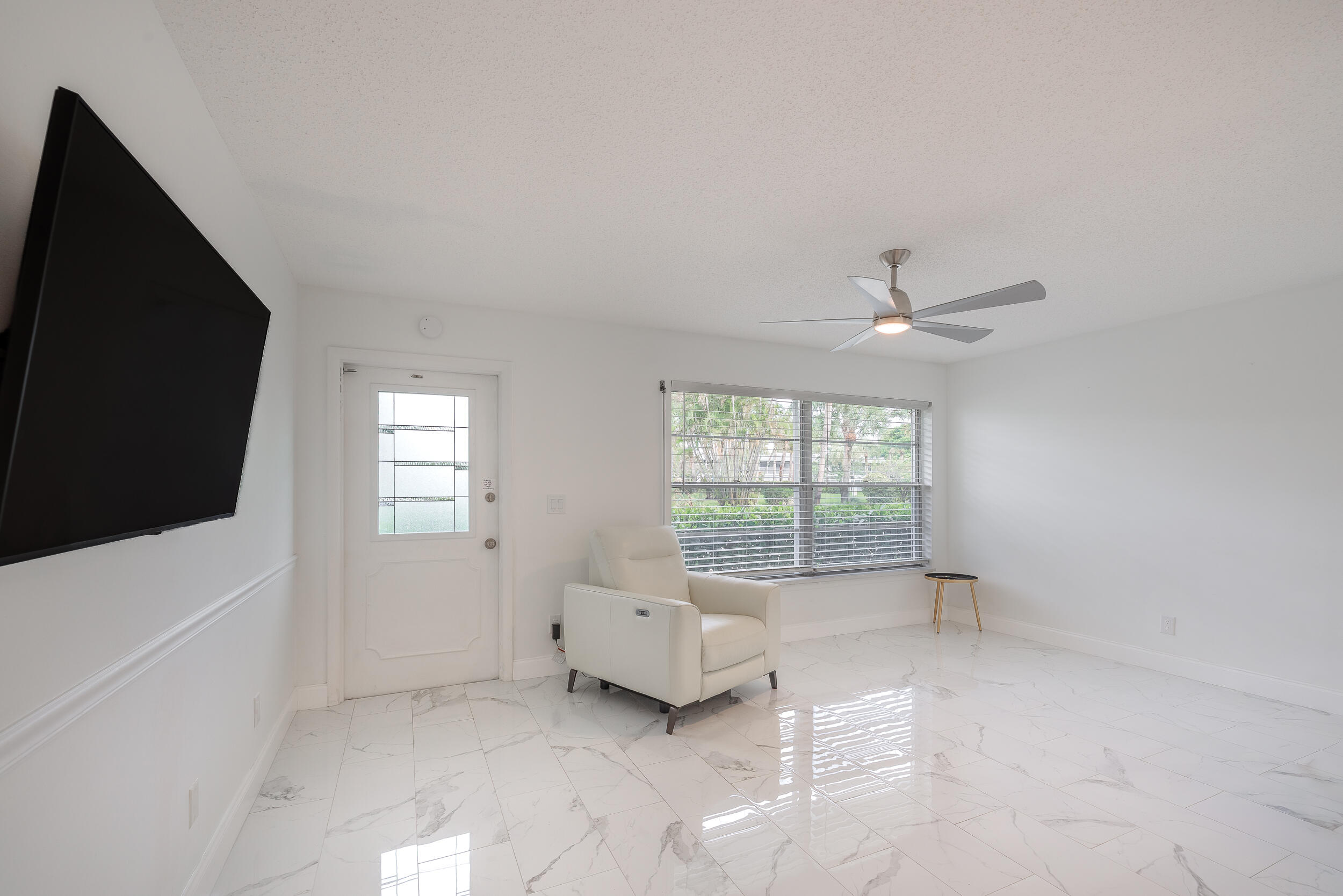 2929 Southeast Ocean Boulevard, Unit 1232 Stuart, FL 34996 - Photo 4 of 39 Living Room
