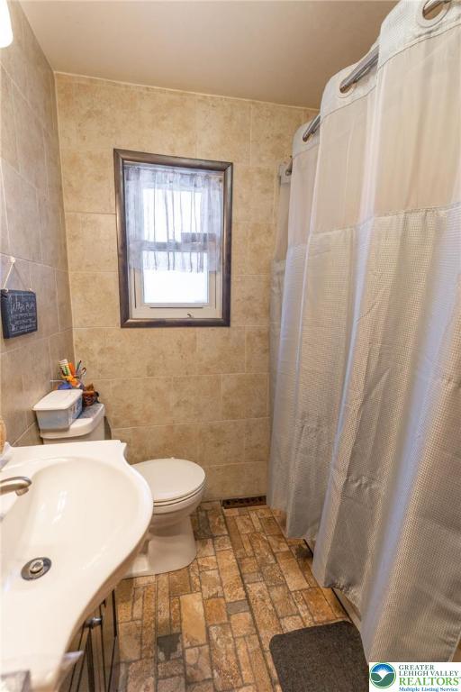 2544 5th Street Bethlehem, PA 18020 - Photo 11 of 17 Full Bath