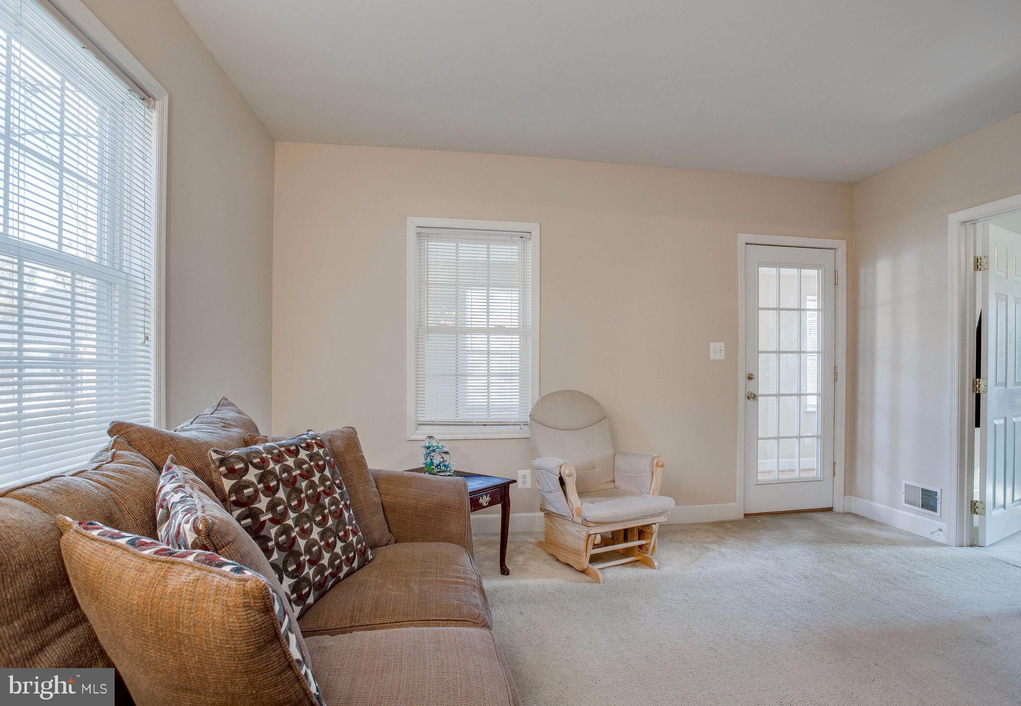 316 Homberg Avenue Baltimore, MD 21221 - Photo 8 of 27 Living Room
