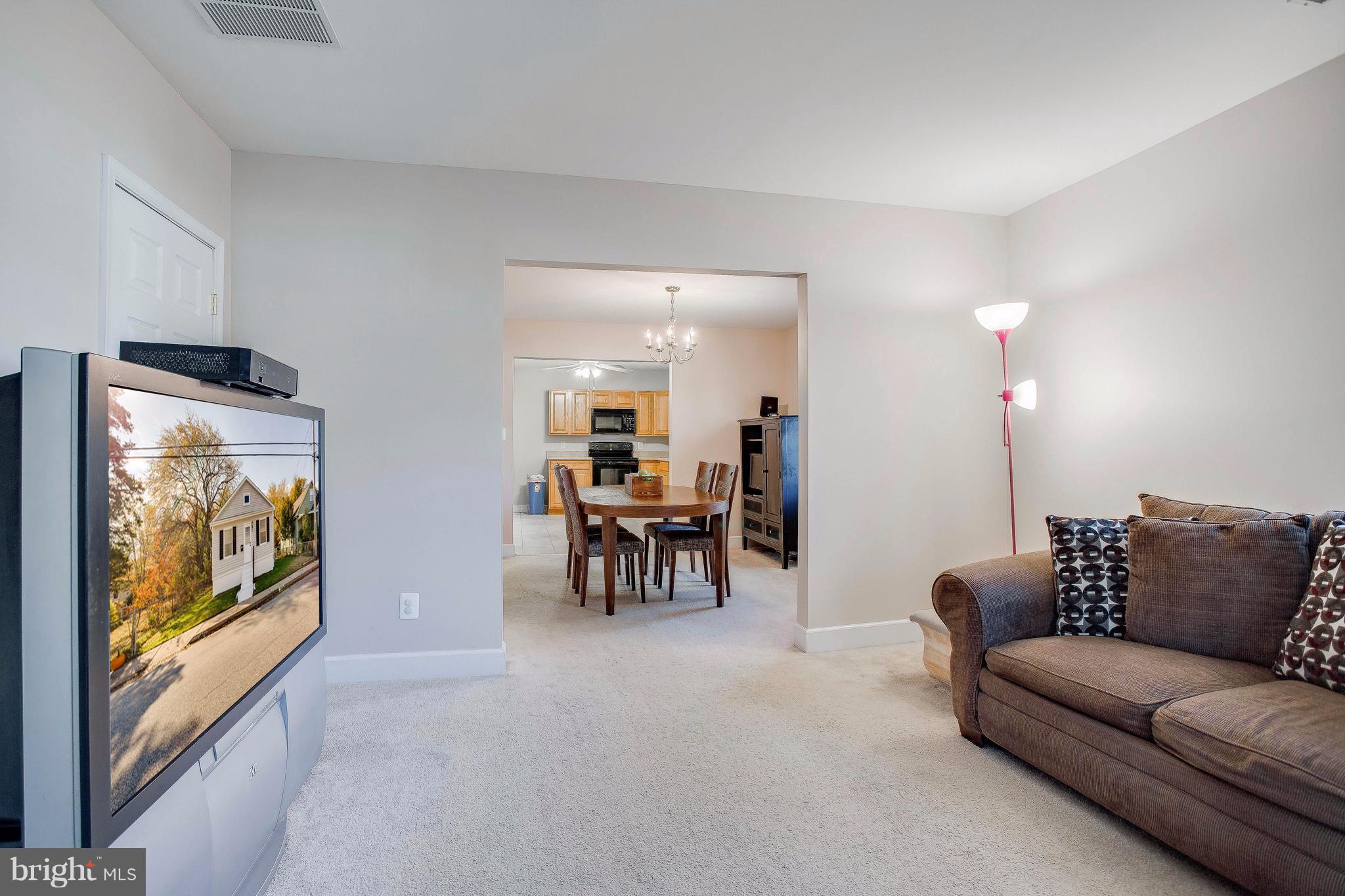 316 Homberg Avenue Baltimore, MD 21221 - Photo 9 of 27 Living Room