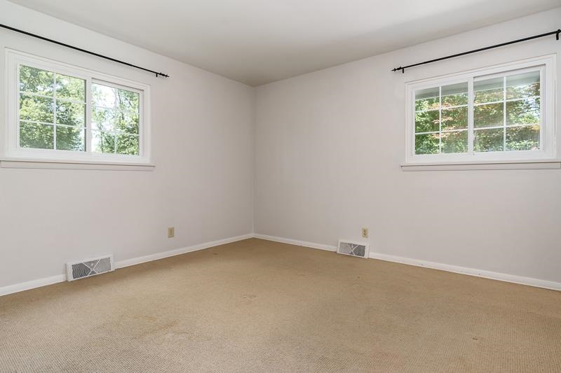 4902 Highcrest Road Rockford, IL 61107 - Photo 25 of 43 an empty room with a window