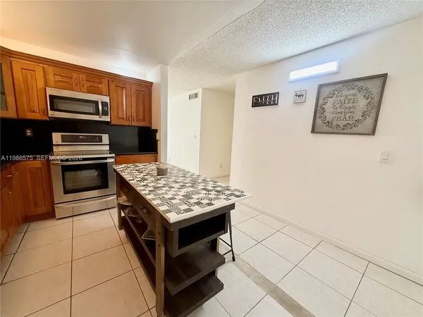 $1,800 | 1465 Northeast 123rd Street, Unit 201, North Miami, FL 33161