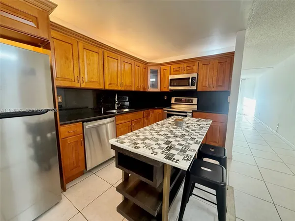 $1,800 | 1465 Northeast 123rd Street, Unit 201, North Miami, FL 33161