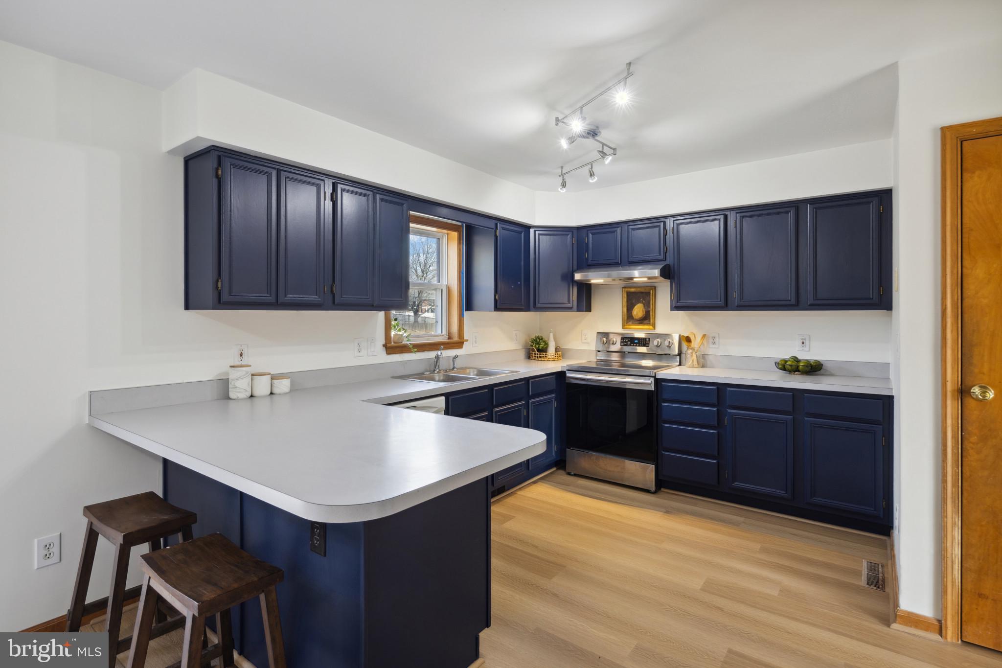 5880 Montgomery Road Elkridge, MD 21075 - Photo 11 of 39 Kitchen Peninsula