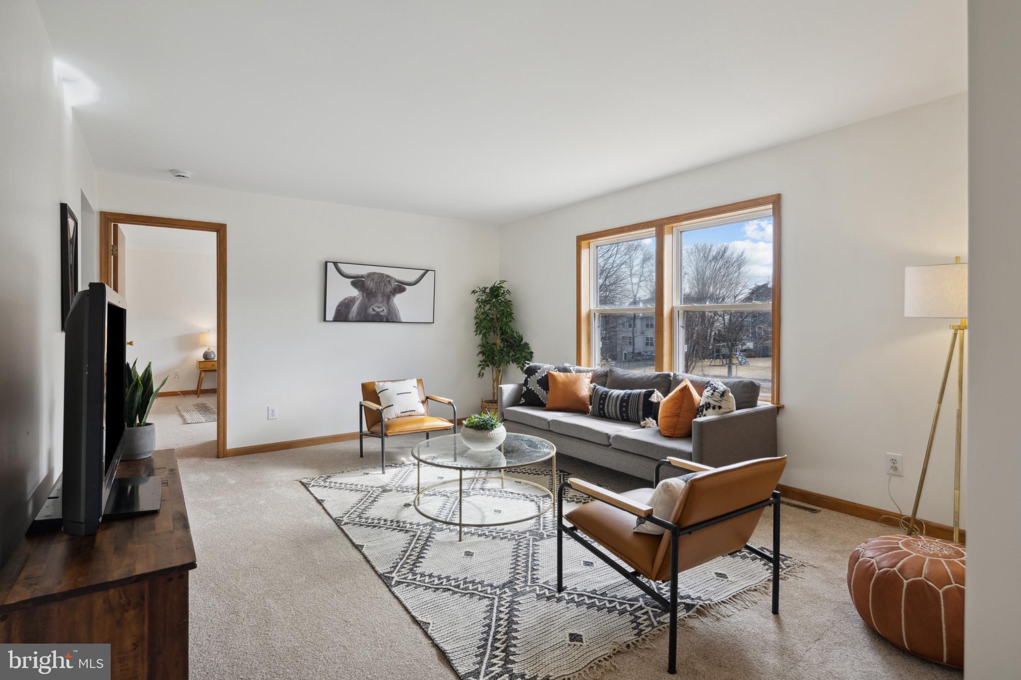 5880 Montgomery Road Elkridge, MD 21075 - Photo 6 of 39 Living Room